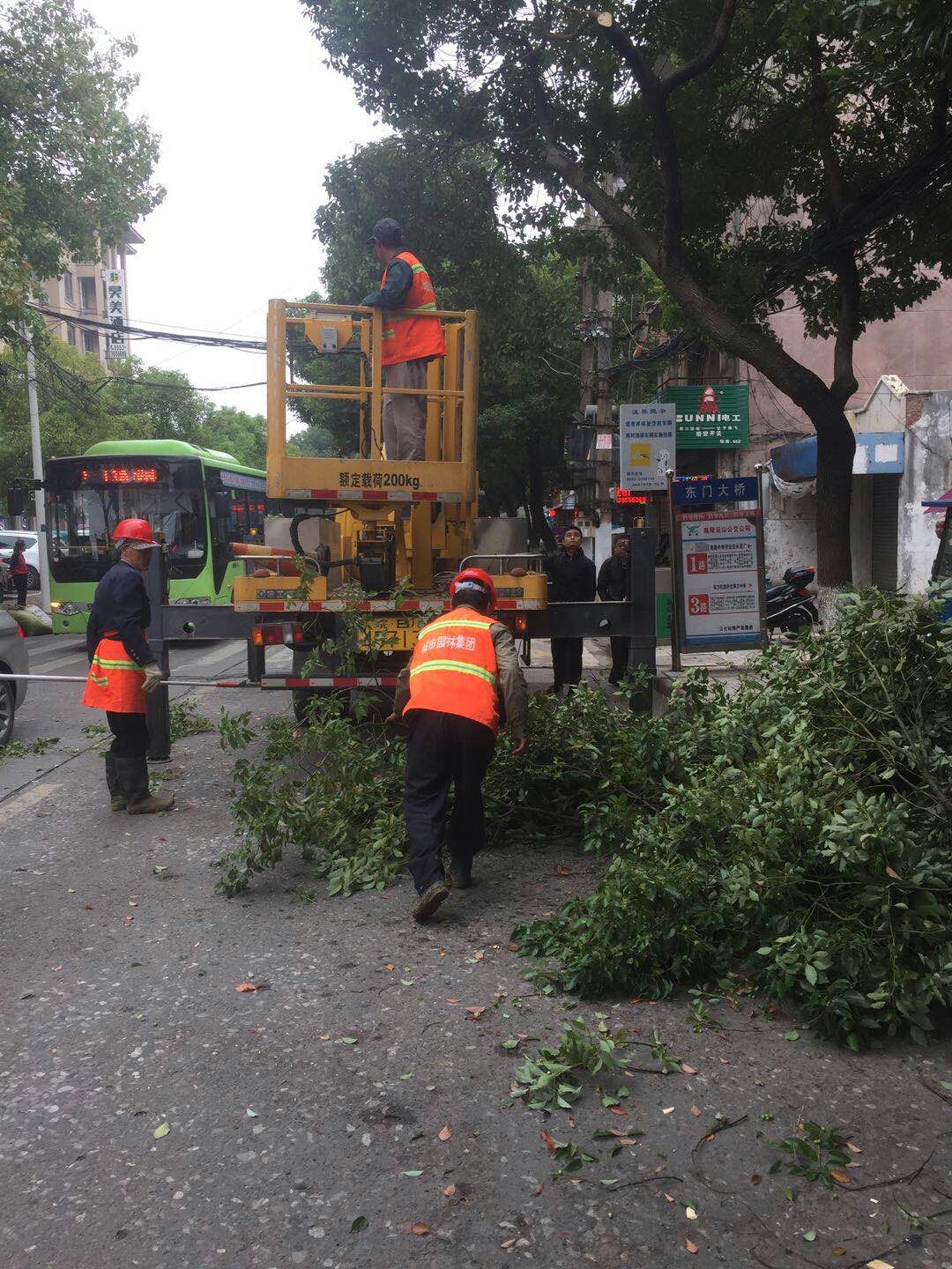 近日，我公司根據(jù)南陵縣市政園林所通知，組織安排人員車輛協(xié)助市政園林所路燈科修剪陵陽路兩側(cè)遮擋路燈照明的樹枝。此項(xiàng)工作持續(xù)了三天，消除了因路燈光照不足帶來的夜間通行安全隱患問題，受到沿線居民一致好評。