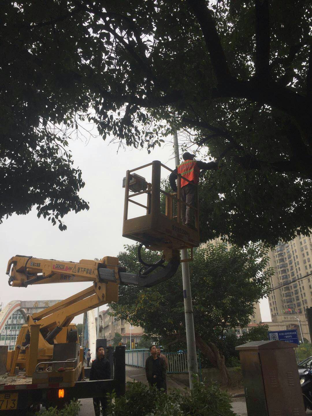 近日，我公司根據(jù)南陵縣市政園林所通知，組織安排人員車輛協(xié)助市政園林所路燈科修剪陵陽路兩側(cè)遮擋路燈照明的樹枝。此項(xiàng)工作持續(xù)了三天，消除了因路燈光照不足帶來的夜間通行安全隱患問題，受到沿線居民一致好評。